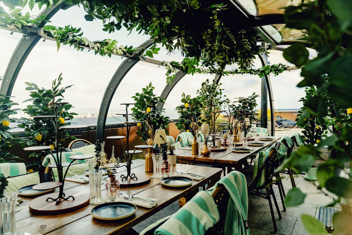 A stretch pod with decoration 