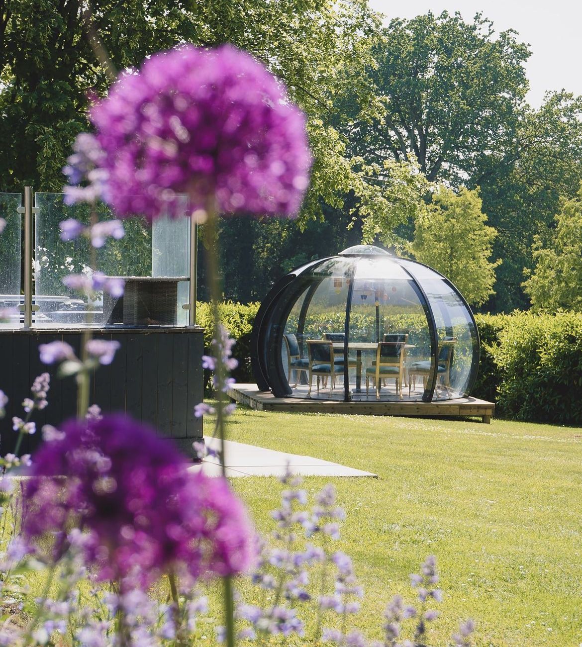 Classic dining pod in the summer 
