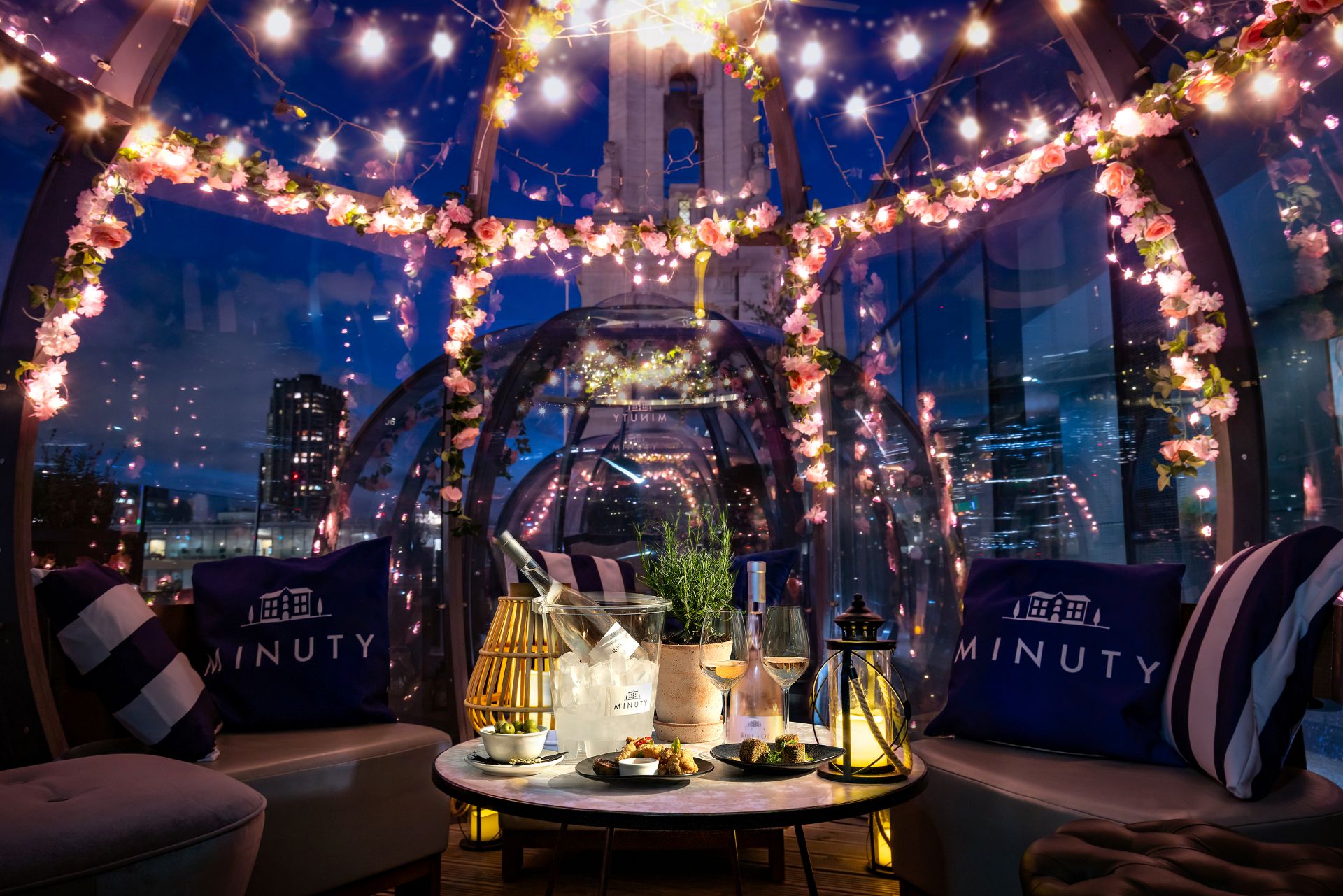 Private pods at The Aviary in London with summer florals, gorgeous lighting and wine 